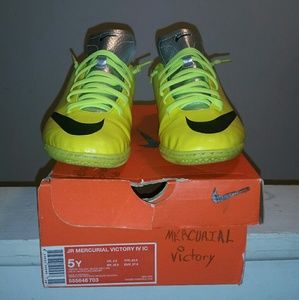 Nikes size 5y